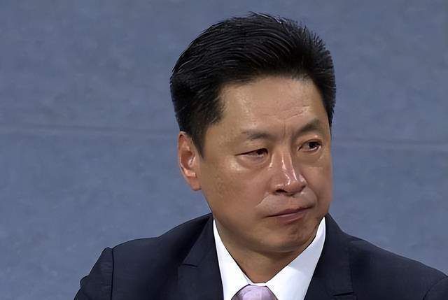 为了贴近角色形象，黄轩在戏中剃完头戴上眼镜，看着镜子中的自己，找到了还原人物的信念感